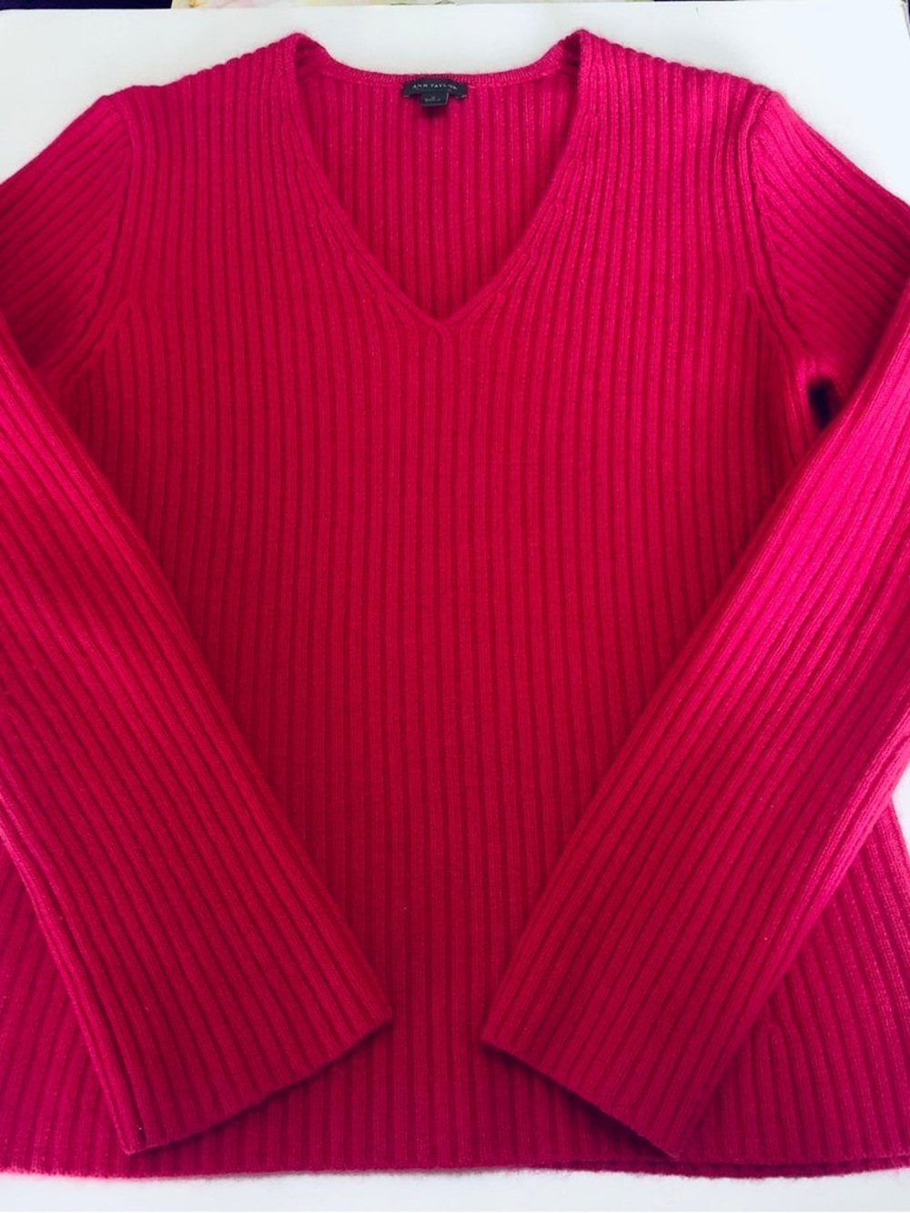 Ann Taylor Ribbed V-Neck Sweater in Fuchsia
